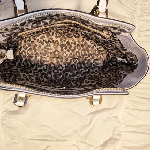 ** SOLD ** Light pink and cream Guess purse - Picture 6 of 7